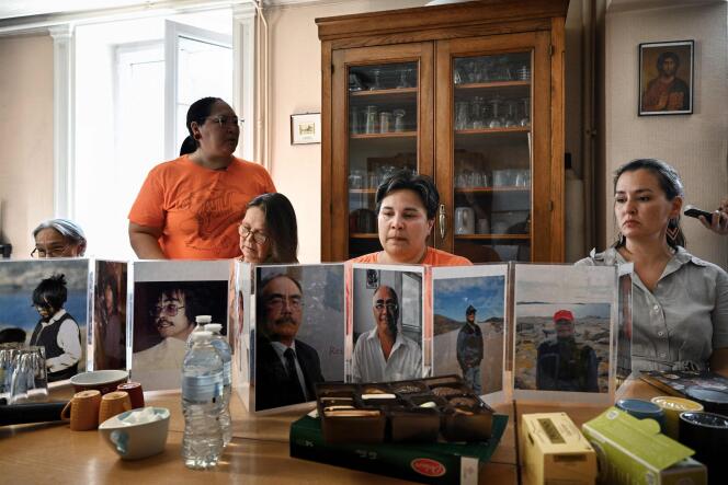 El presidente de la Organización Nunavut Tunngavik, Aluki Kotierk (segundo desde la izquierda), la hija de una víctima, Tanya Tungilikand (derecha), y otros miembros de la delegación inuit muestran fotos de las víctimas cuando llegan a la congregación monja de los Oblatos de María Inmaculada, en Lyon. 14 de septiembre de 2022