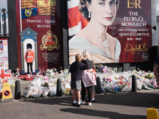 Passersby pay their respects to Queen Elizabeth II in front of a mural in Shankhill Road (Belfast), 12 September 2022.