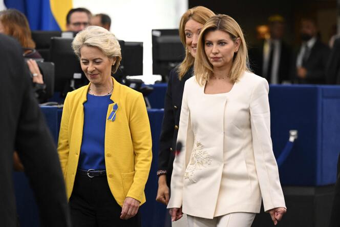 La présidente de la Commission européenne Ursula von der Leyen, habillée aux couleurs de l’Ukraine (à gauche), accompagnée de l’épouse du président ukrainien, Olena Zelenska (à droite), et de la présidente du Parlement européen, Roberta Metsola (derrière), à leur arrivée pour le discours sur l’état de l’Union européenne au Parlement européen de Strasbourg, le 14 septembre 2022. 