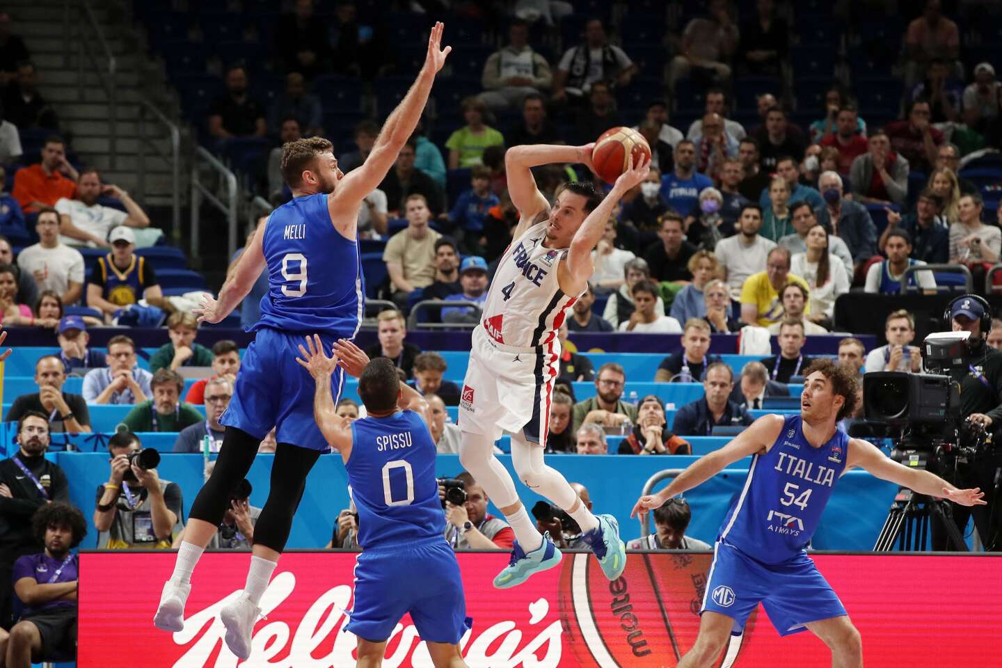 France reaches EuroBasket semis after nail-biting match against Italy