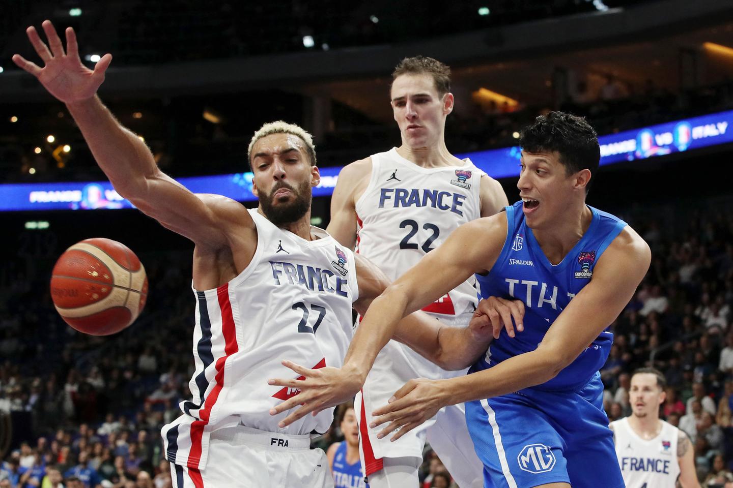 France qualify for the semifinals thanks to the success against Italy (93-85) after extra time