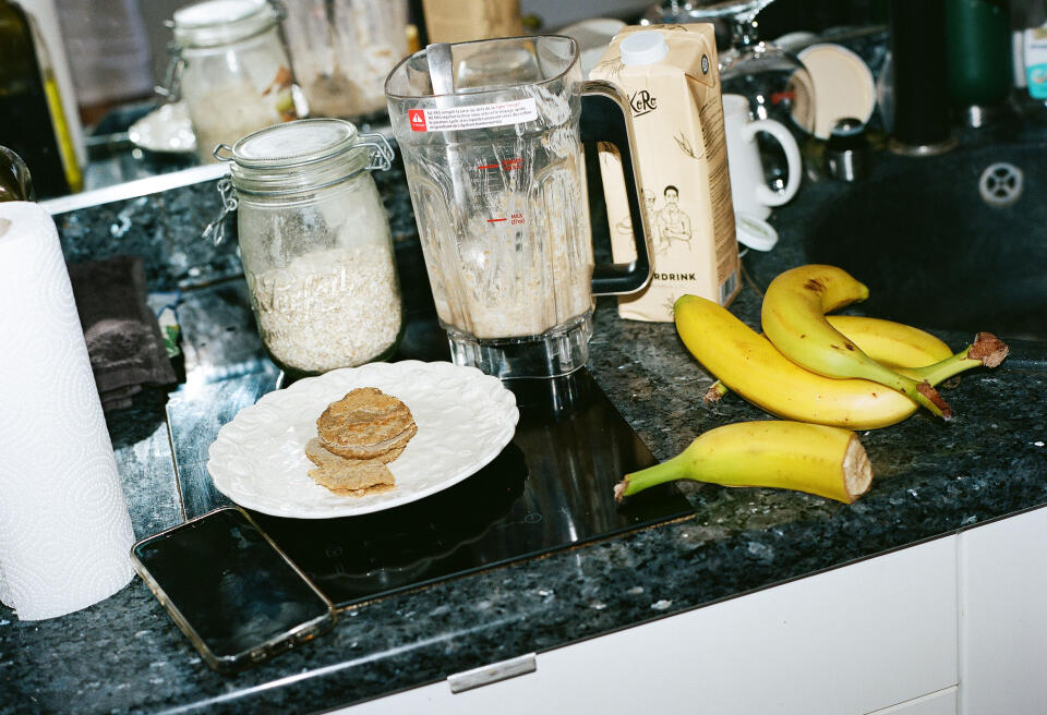 La cuisine étudiante avec Justin: préparation de la recette de pancakes aux flocons d'avoine et bananes