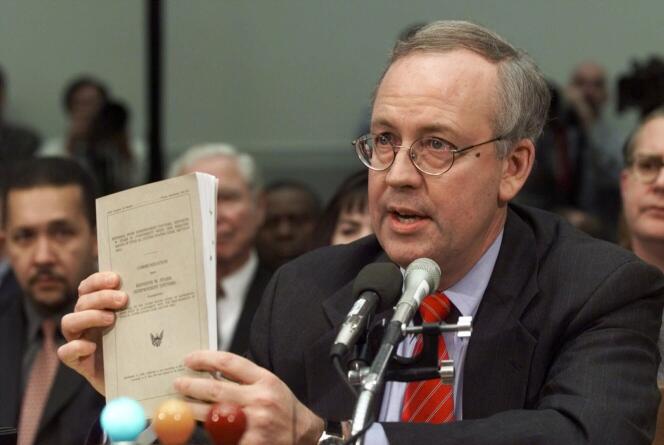 Kenneth Starr, tenant une copie de son rapport lors de son témoignage au Capitole, le 19 novembre 1998, lors de l’audience sur la destitution de Bill Clinton devant la commission judiciaire de la Chambre des représentants.