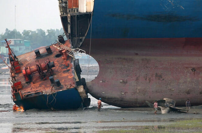 In Chittagong (Bangladesh), dismantling of cargo ships and European supertankers containing thousands of tons of asbestos.