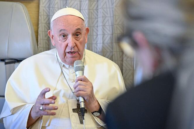 Le pape François s’adresse aux journalistes dans l’avion qui le ramène à Rome après trois jours à Noursoultan, au Kazakhstan, le 15 septembre.
