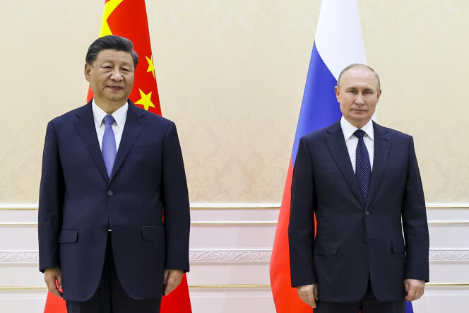 Le président chinois Xi Jinping et son homologue russe Vladimir Poutine, lors du sommet de l’Organisation de coopération de Shanghaï, à Samarcande (Ouzbékistan), le 15 septembre 2022. 
