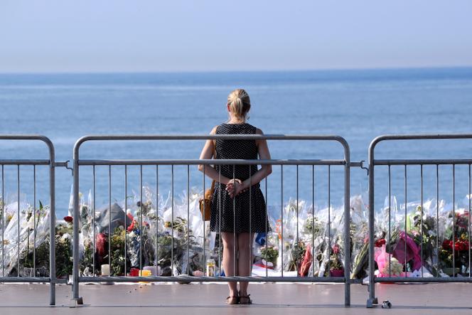 Une femme se recueille devant un mémorial dédié aux victimes de l’attentat de Nice, le 19 juillet 2016.