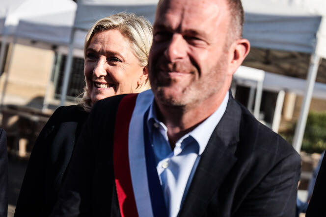 Steeve Briois, maire d’Hénin-Beaumont (Pas-de-Calais), visite la braderie de la ville avec Marine Le Pen, la cheffe de file des députés du Rassemblement national, le 11 septembre 2022. 