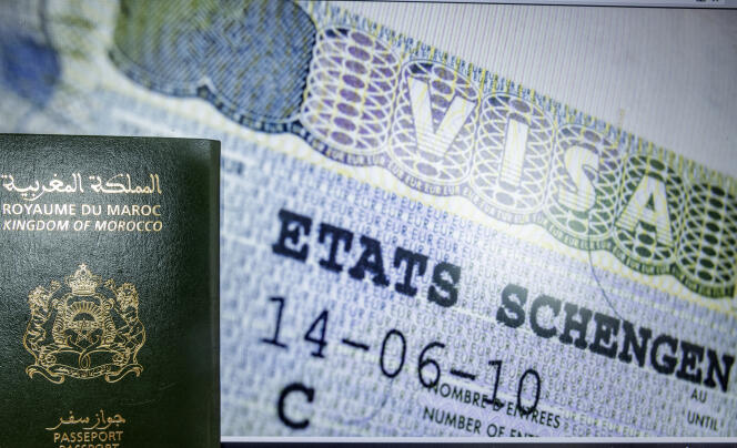 Un passeport marocain adossé à un visa Schengen, à Rabat, en septembre 2021.