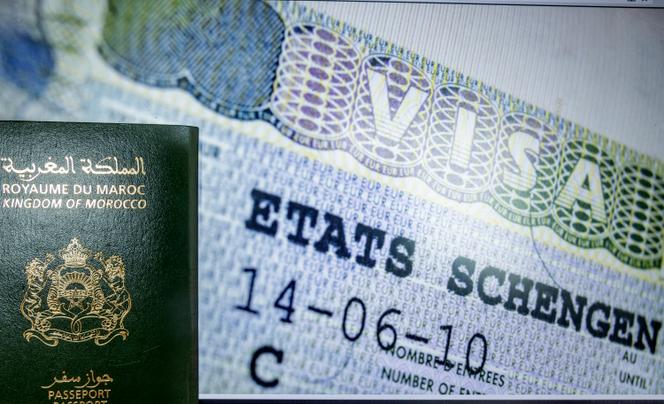 Un passeport marocain adossé à un visa Schengen, à Rabat, en septembre 2021.