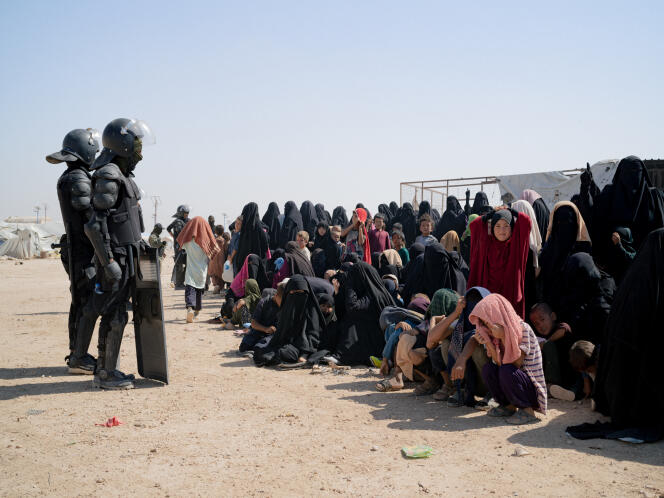 Des femmes et des enfants attendent d’être enregistrés lors d’une opération antiterroriste dans le camp d’Al-Hol (Syrie), le 12 septembre 2022.