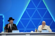 Le grand-rabbin ashkénaze d’Israël, David Lau, et le pape François, à Astana, le 15 septembre 2022.