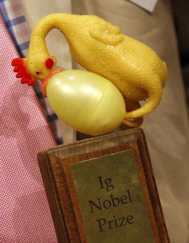 The statuette of the lg Nobel Prize, in October 2007.