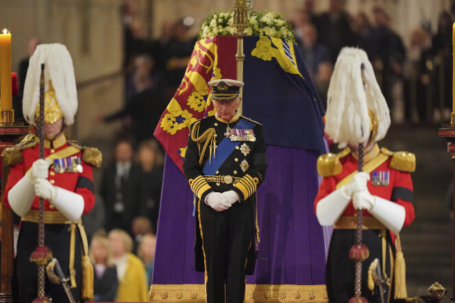 チャールズ3世 9 月 16 日金曜日、ロンドンのエリザベス 2 世女王の棺の横で瞑想する。