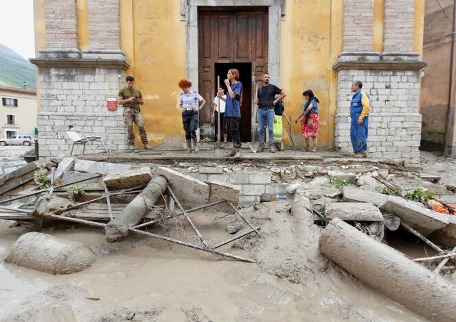Des personnes ont travaillé à dégager le chemin après les fortes pluies et les inondations meurtrières qui ont frappé la région centrale italienne des Marches, à Cantiano, en Italie, le 16 septembre 2022. 