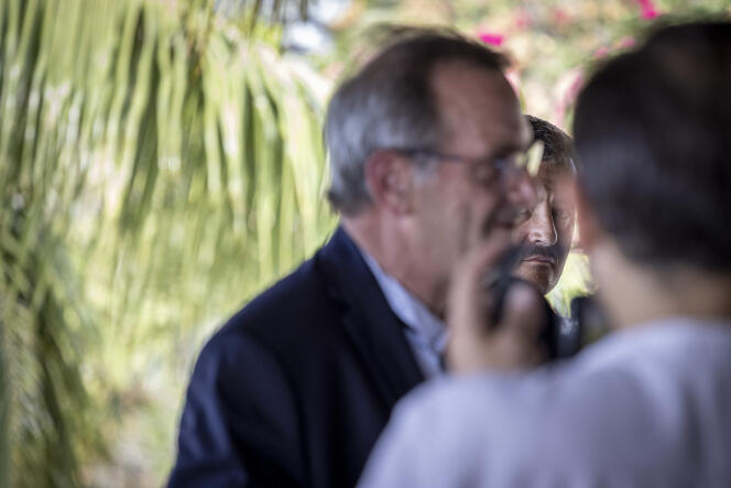 Jean-Luc Mélenchon Jean-François Carenco, ministre des outre-mer, et Gérald Darmanin, ministre de l'intérieur, rencontrent des élus de Mayotte à la préfecture, à Dzaoudzi (Mayotte), dimanche 21 août 2022.