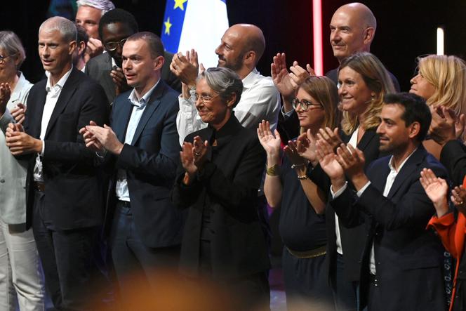 La première ministre, Elisabeth Borne (au centre), entourée, à gauche, par les ministres Franck Riester, Olivier Dussopt et Stanislas Guerini, et, à droite, par Aurore Bergé, présidente du groupe Renaissance à l’Assemblée nationale, Yaël Braun-Pivet, présidente de l’Assemblée nationale, et Stéphane Séjourné, patron de Renaissance, lors du séminaire des cadres du parti présidentiel, à Metz, le 27 août 2022. 