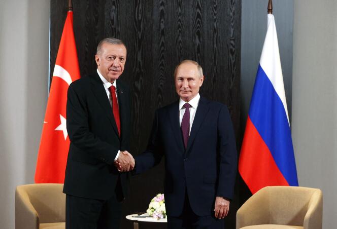 Le président russe, Vladimir Poutine, et son homologue turc, Recep Tayyip Erdogan, lors de la réunion des chefs d’Etat de l’Organisation de Shanghaï, à Samarcande, en Ouzbékistan, le 16 septembre 2022.