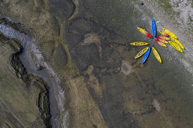 Vue aérienne de kayaks dans le lit de la rivière du Doubs asséchée, le 15 septembre 2020, à Villers-le-Lac, dans l’est de la France.