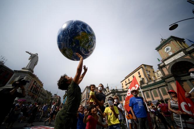 Des manifestants, dont des membres d’Extinction Rebellion et de Fridays for Future, protestent pour demander plus d’action alors que les ministres du climat et de l’environnement du G20 se réunissent à Naples le 22 juillet 2021.