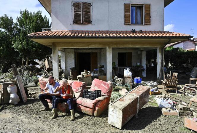Des habitants du village de Pianello di Ostra (Italie), au lendemain du déluge qui s’est abattu sur la région, le 16 septembre 2022.