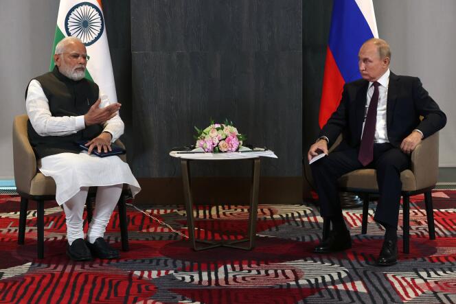 Le premier ministre indien Narendra Modi et le président russe Vladimir Poutinelors d’une rencontre en marge du sommet de l’Organisation de coopération de Shanghai  à Samarcande, en Ouzbékistan, le 16 septembre 2022.