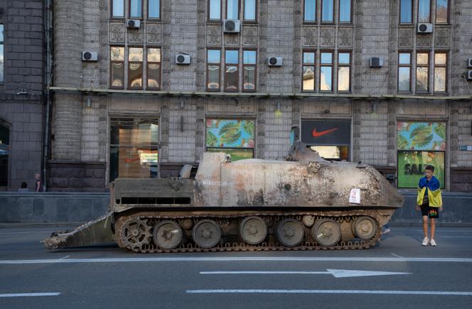 Exposition des véhicules militaires russes capturés par l’armée ukrainienne, dans le centre de Kiev, pour célébrer l’anniversaire de l’indépendance du pays, le 24 août 2022, soit six mois jour pour jour après le début de l’invasion russe.