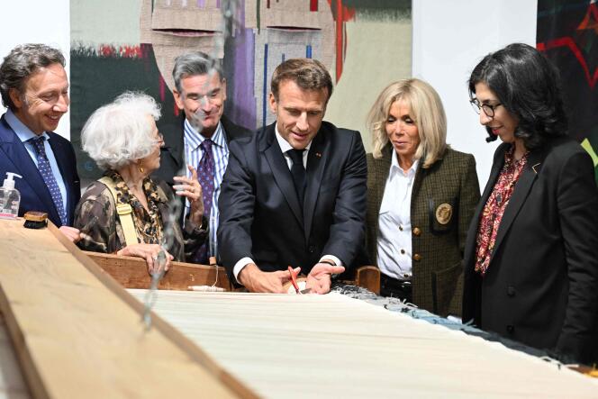 El presidente de la República, Emmanuel Macron, y su esposa, Brigitte Macron, acompañados por la ministra de Cultura, Rima Abdul-Malak (a la derecha), y el anfitrión Stephane Bern (a la izquierda), jefe de la Misión Patrimonio, durante su visita a la Ciudad Internacional de los Tapices, en Aubusson (Creuse), el 16 de septiembre de 2022.  