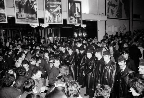 Intégristes réunis devant un cinéma projetant le film 'Je vous salue Marie' de Jean-Luc Godard pour en interdire la projection le 6 février 1985 à Nantes, France. (Photo by Alain LE BOT/Gamma-Rapho via Getty Images)