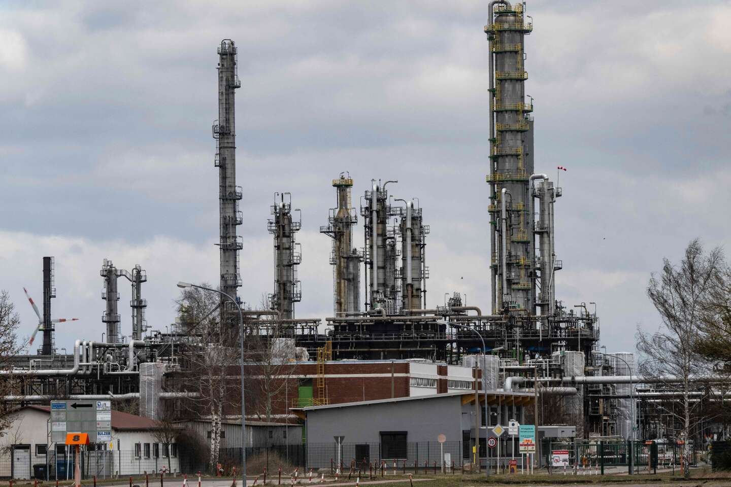 Energie : Berlin place sous tutelle la filiale allemande de du russe Rosneft