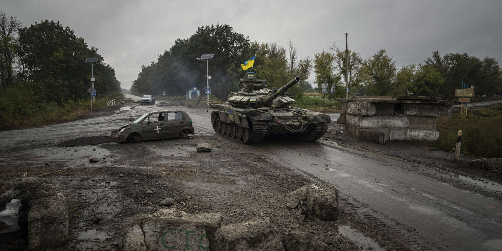 Un char ukrainien passe devant un ancien point de contrôle russe, aux alentours d’Izioum, dans l’oblast de Kharkiv, le 16 septembre 2022.