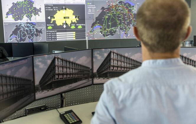 Dans une salle de contrôle de Swissgrid, responsable du transport de l’électricité à haute tension sur les réseaux helvétiques, à Prilly, en Suisse, le 6 septembre 2022.  