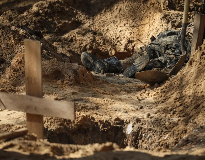 Un cuerpo exhumado yace en un cementerio improvisado en la ciudad de Izioum el 17 de septiembre de 2022.