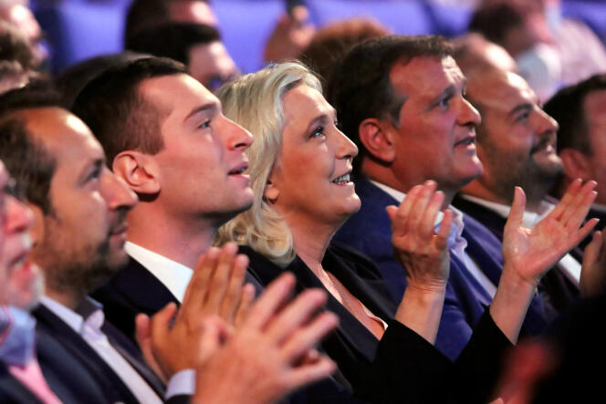 Marine Le Pen, surrounded by Jordan Bardella and Louis Aliot, during an RN congress in Perpignan, July 4, 2021.