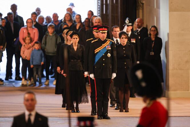 De izquierda a derecha, la princesa Beatriz de York, el príncipe Harry, el príncipe Guillermo y la princesa Eugenia de York se reunirán alrededor del ataúd de la reina Isabel II el sábado 17 de septiembre.