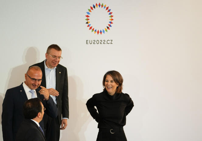 2022 年 8 月 31 日にプラハで開催された EU 外相会議で、ドイツのアナレナ ベアボック外相 (右からスペインのホセ マヌエル アルバレス、クロアチアのゴルダン グリック ラドマン、ラトビアのエドガー リンケヴィッチと)。