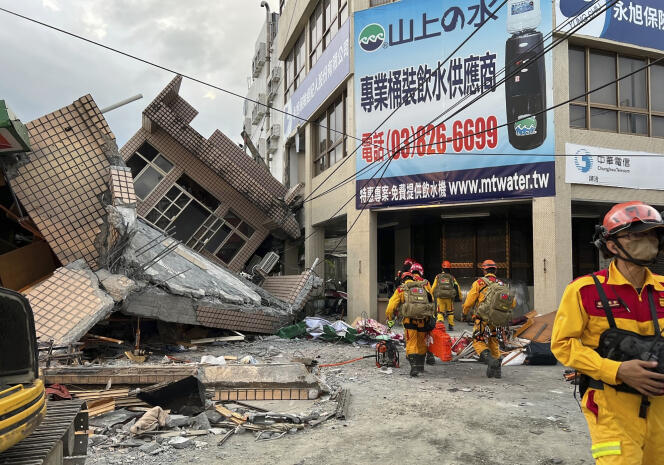 2022 年 9 月 18 日、台湾東部の花蓮県玉里郷の地震で倒壊した住宅に閉じ込められた犠牲者を捜索する消防士。