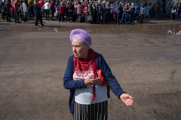 Nadiya Dakaralova a vécu six mois sous l'occupation russe, à Izioum, en Ukraine ; elle attend la distribution de l'aide alimentaire, le 17 septembre 2022 : « Ma maison a été détruite, ils ont tout détruit. » 