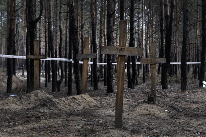 Dans une forêt à la périphérie d’Izioum, en Ukraine, des croix indiquent l’emplacement de centaines de corps enterrés sommairement pendant l’occupation russe, le 17 septembre 2022.