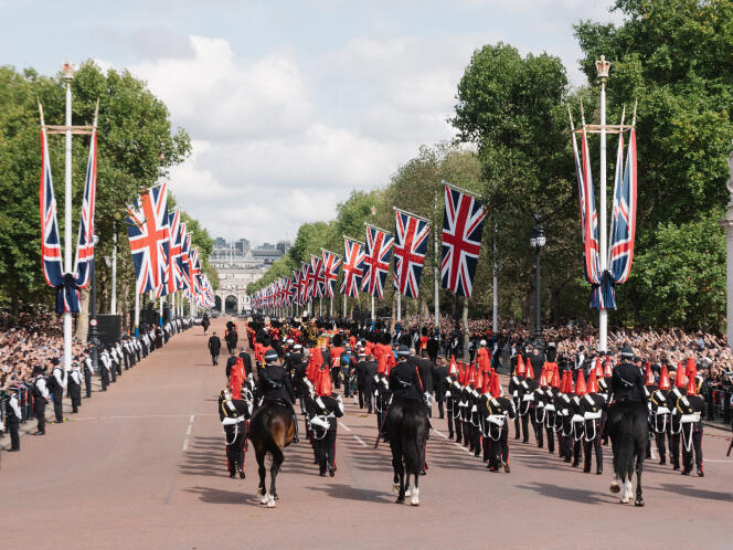 El ataúd de la reina Isabel II se lleva por la Avenue du Mall hacia Westminster en Londres el 14 de septiembre de 2022. 