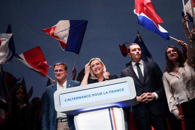 Discurso de Marine Le Pen, rodeada de Louis Alliot y Jordan BardellaPalais des Congres du Cap d'Agde, durante las jornadas parlamentarias del Rally Nacional.