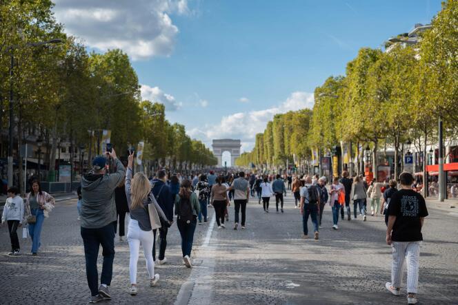 Touristes sur les Champs-Elysées, à Paris, le 18 septembre 2023.