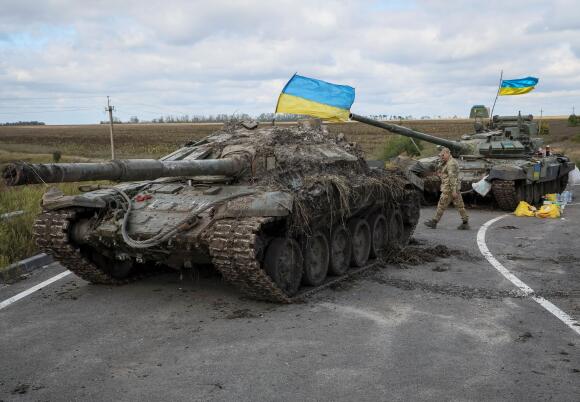 Des chars russes parés de drapeaux ukrainiens, près de la ville d’Izioum, dans la région de Kharkiv, le 19 septembre 2022.