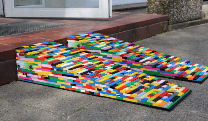 An example of a Lego double ramp, built in Germany, on the initiative of Rita Ebel.