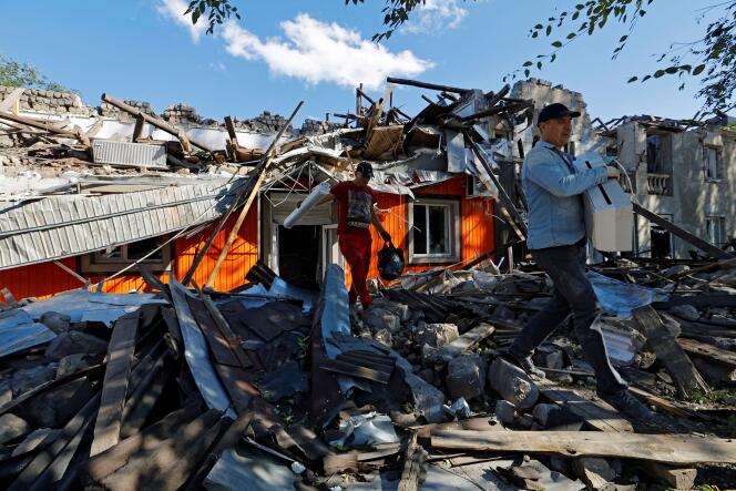 Men remove debris from a building destroyed by recent shelling during the Russia-Ukraine conflict in the city of Kadiivka (Stakhanov) in the Luhansk region, Ukraine. September 19, 2022.