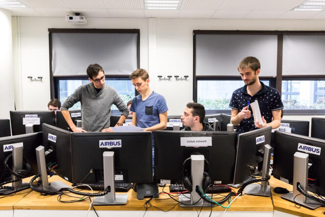 Des étudiants qui suivent un cursus ingénieur en apprentissage, à l'Ecole nationale supérieure d'ingénieurs de Bretagne-Sud de Vannes (Morbihan). 