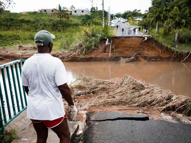 Un pont détruit à Goyave, en Guadeloupe, le 18 septembre 2022.