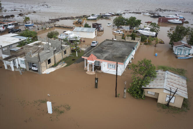 Des maisons inondées sur la plage de Salinas, à Porto Rico, le 19 septembre 2022