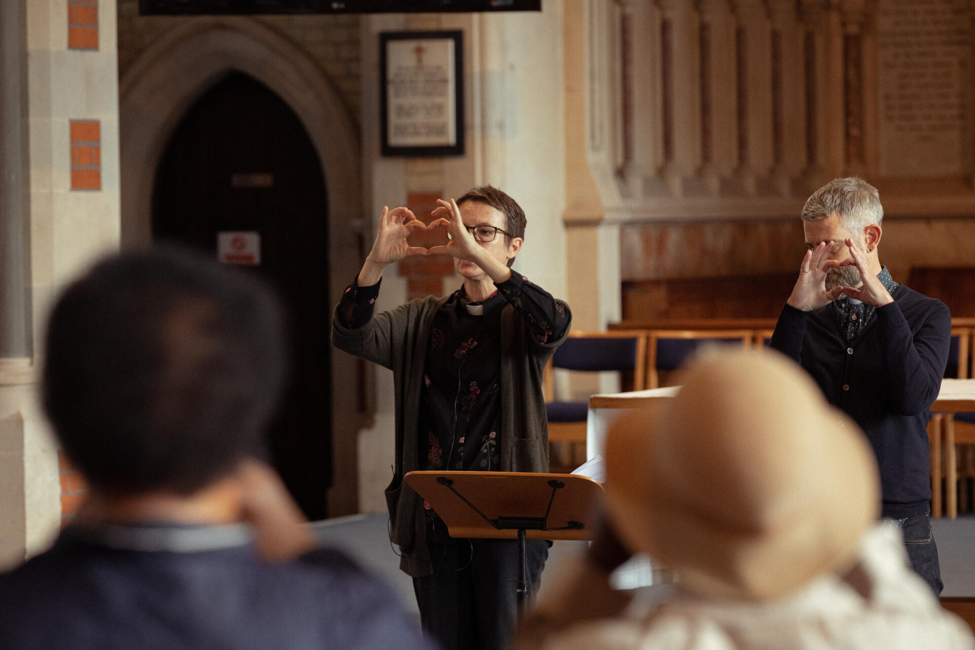 Vanessa Eltson et Richar Taylord cocélèbrent la messe, à St Barnabas, au sud-ouest de Londres, le 18 septembre 2022.