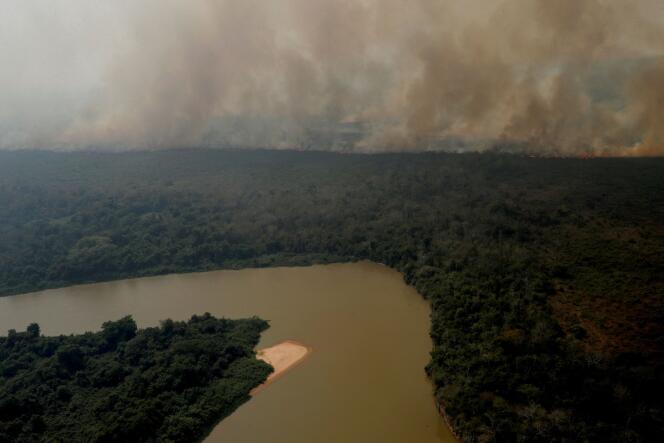 Un incendie près de la rivière Cuiaba dans le Pantanal, la plus grande zone humide du monde, à Pocone, dans l’Etat du Mato Grosso, au Brésil, le 28 août 2020. 